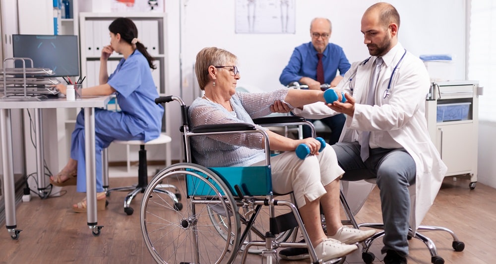 incluye atencion a personas de mas de 70 años